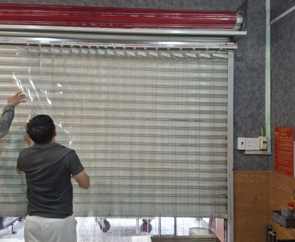 LẮP ĐẶT RÈM NGĂN LẠNH THEO PHƯƠNG PHÁP XẾP GỌN CHO QUÁN ĂN TẠI QUẬN 7
