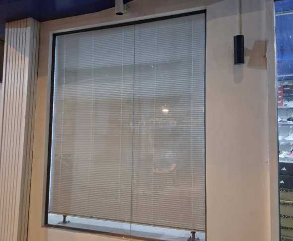 RÈM SÁO NHÔM CHE NẮNG CHO SHOP GIÀY Ở BÌNH THẠNH